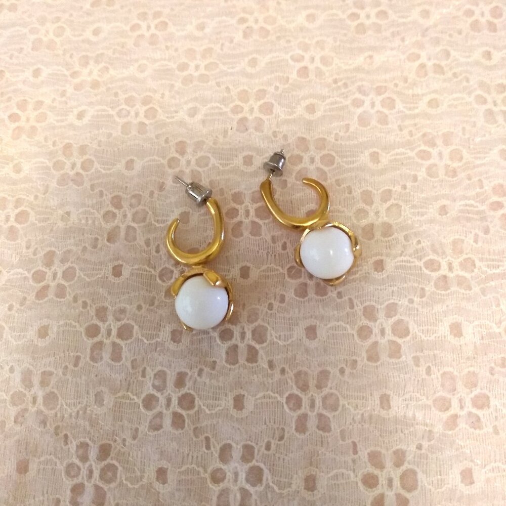Vintage White Beads Gold Tone Dangle Drop Earrings Timeless VTG Jewelry